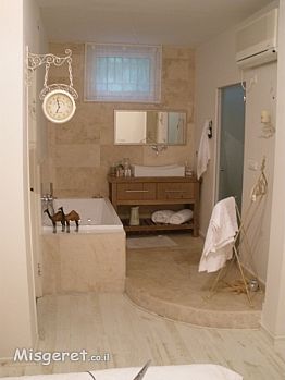 אמבטיה פתוחה לחדר שינה