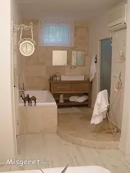 אמבטיה פתוחה לחדר שינה